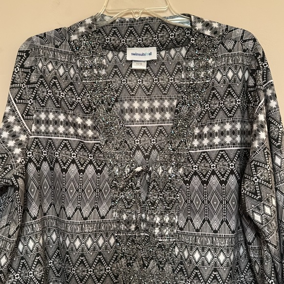 Beautiful Beach Cover-Up! - Picture 3 of 4